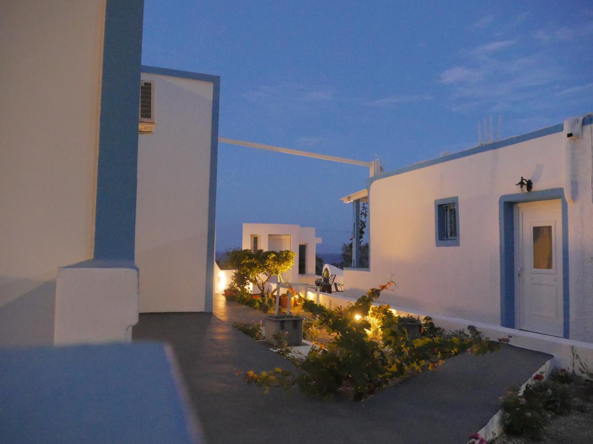 Ancient Thera Apartments Kamári Екстериор снимка